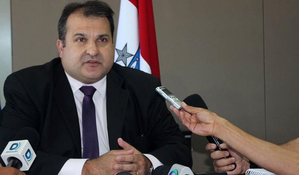 O secretário de Estado da Fazenda George Santoro afirmou que Alagoas não é mais um paraíso de fraudadores, mas que, apesar disso, cerca de 1.200 empresas de pequeno e médio portes devem ficar negativadas por apresentarem problemas ligados à sonegação de impostos; "Durante um tempo, divulgamos no Diário Oficial do Estado a relação das empresas que apresentam problemas junto à Sefaz, para que os empresários pudessem nos procurar e regularizar a situação fiscal, mas mesmo assim milhares deles não se mobilizaram, por isso as empresas ficarão negativadas até resolverem as pendências", afirmou 
