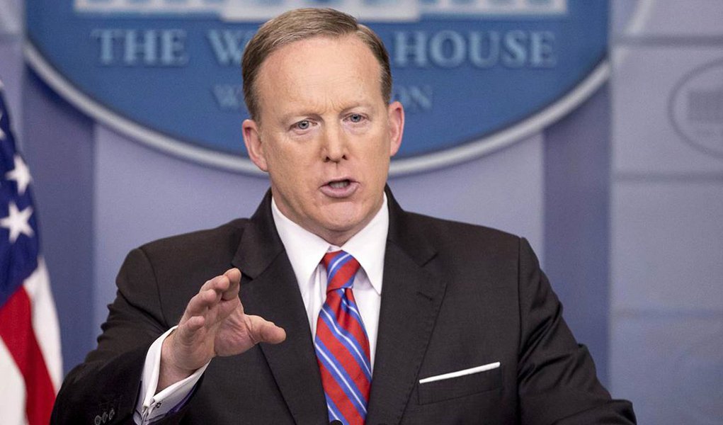 Porta-voz da Casa Branca, Sean Spicer, renunciou ao cargo após o presidente dos Estados Unidos, Donald Trump, ter nomeado o especialista em finanças da Wall Street Anthony Scaramucci como seu principal assessor de comunicação; Trump ofereceu a Scaramucci, um partidário de longa data, o cargo de comunicação da Casa Branca