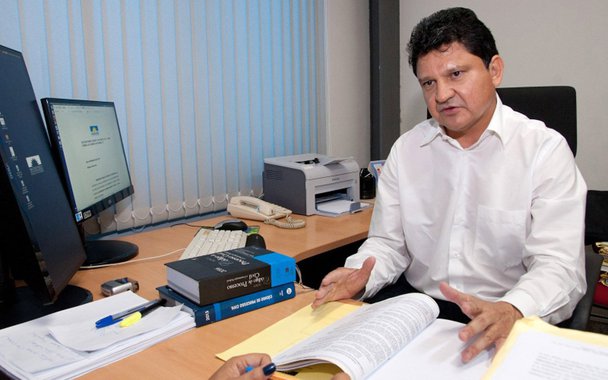 Promotor de Justiça Edson Azambuja verificou indício de que a empresa vencedora, Atacado de Produtos Alimentícios CV Ltda - ME, pode não possuir qualificação econômico-financeira para execução do contrato; seu capital social seria de R$ 500 mil, enquanto a Lei das Licitações dispõe que as empresas participantes de licitação deverão comprovar capital ou patrimônio líquido mínimo equivalente a 5% do valor estimado da contratação; como o valor a ser contratado é de R$ 34,9 milhões, as empresas habilitadas teriam que possuir capital de, ao menos, R$ 1,7 milhão