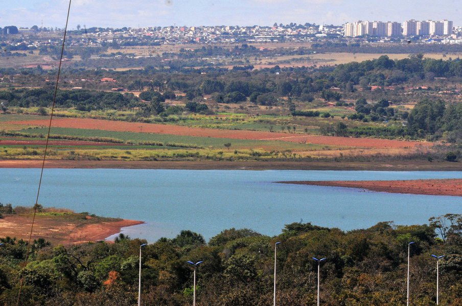 As medidas de enfrentamento da crise hídrica têm feito com que os reservatórios do Descoberto e de Santa Maria reduzam a capacidade na estiagem de forma mais lenta do que previsto para este ano, de acordo com informações do governo do Distrito Federal; pelo segundo mês consecutivo, o volume aferido no reservatório do Descoberto e de Santa Maria ficou acima do esperado; em maio, o reservatório do Descoberto, por exemplo, registrou 54,2% — a meta era 53%; em junho, o valor de referência era 46%, e a barragem conseguiu se manter em 47,68%; confira as metas estabelecidas para o nível dos reservatórios do DF