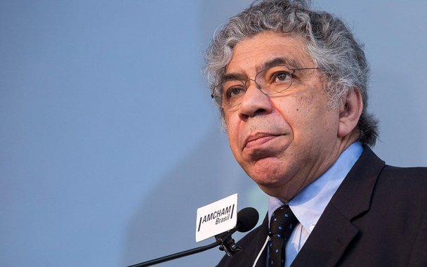 Diretor-executivo do Banco Mundial, Otaviano Canuto, disse não acreditar que a agenda reformista no Brasil venha a ser descartada, caso Michel Temer seja afastado em decorrência da denúncia de corrupção passiva no STF; "A agenda de reformas parece segura. Posso dizer que me parece haver uma coalizão de suporte em relação às reformas para protegê-las da volatilidade política", afirmou; ele também  disse não haver "jogo duplo por parte do mercado que tem feito seguidas reuniões com o presidente da Câmara, Rodrigo Maia (DEM-RJ), primeiro na linha de sucessão presidencial; "Isso não quer dizer que o mercado financeiro deixou de confiar no compromisso de Temer com a agenda de reformas ou que deixou de apoiar o programa de governo dele", ressaltou