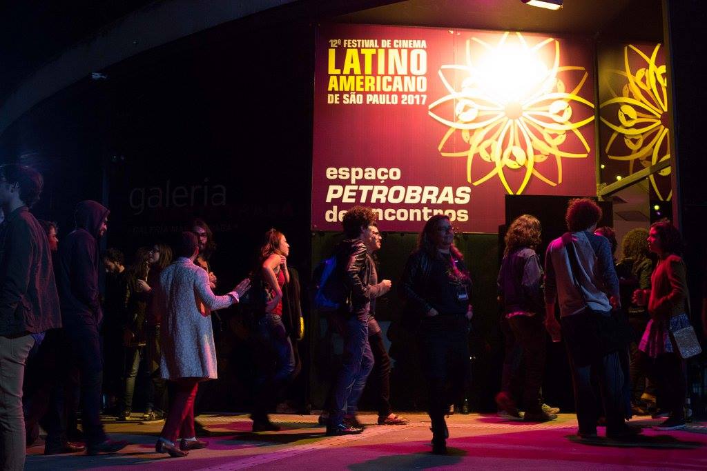 Festival de Cinema Latino-Americano de São Paulo chega este ano à 12ª edição. A cerimônia de abertura está marcada para esta quarta-feira (26), na Praça Cívica do Memorial da América Latina, Barra Funda, zona oeste da capital. Será exibido ao ar livre o primeiro longa-metragem do diretor mineiro Marcelo Caetano, Corpo Elétrico (2014); mostra, que homenageia o cineasta Beto Brant, traz filmes de 18 países