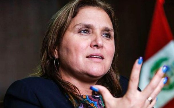 Ministra da Justiça do Peru, Marisol Pérez Tello, anunciou a demissão da procuradora responsável pelo caso da Operação Lava Jato no país, Katherine Ampuero, por ter apresentado um recurso que evitará que a construtora Odebrecht pague uma reparação civil ao Estado pelas propinas pagas em solo peruano; Marisol afirmou que perdeu a confiança em Katherine e que o governo peruano decidiu despedi-la do cargo; Odebrecht é investigada no Peru pelo pagamento de US$ 29 milhões em propinas entre 2005 e 2014 para realizar obras pública; escândalo de corrupção culminou com a prisão preventiva para o ex-presidente Ollanta Humala e sua esposa Nadine Herédia
