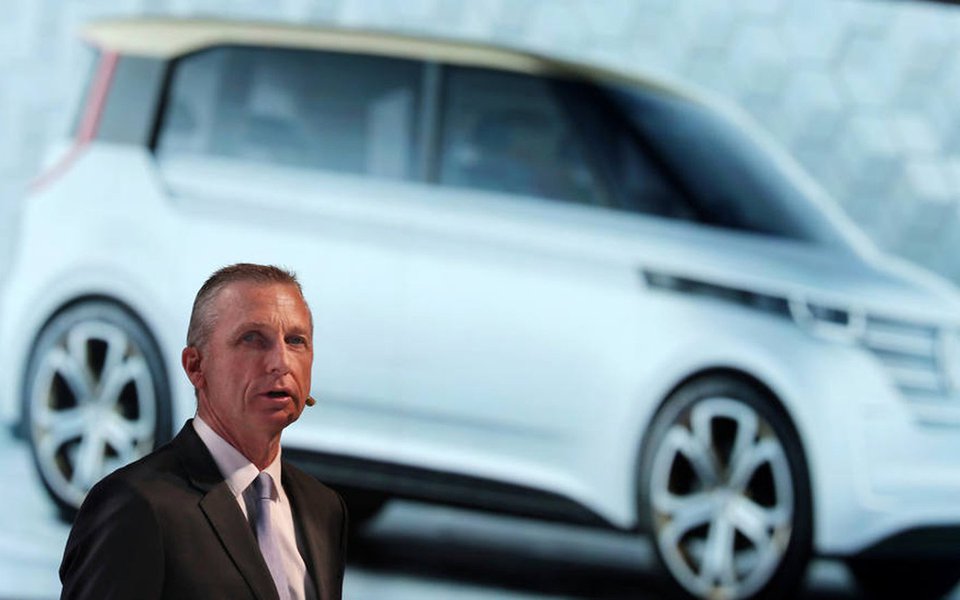 Presidente da Volkswagen no Brasil, David Powels, disse que o Brasil perdeu competitividade desde 2015 e que "apesar da desvalorização cambial, o Brasil é um país cada vez mais caro em relação aos outros"; segundo Powels, a situação poderá ser revertida com a aprovação de reformas, incluindo a tributária, que, para ele, é tão importante quanto a trabalhista e previdenciária; "Na minha percepção, o país perdeu bastante competitividade. Os custos de mão de obra aumentaram muito mais do que a inflação sem grande aumento de produtividade. (...) Estou falando da economia em geral. O Brasil é um país caro em relação ao outros. Mesmo com a desvalorização do câmbio esse país perde competitividade. Daqui para a frente precisamos atacar esse assunto para segurar o futuro", observou