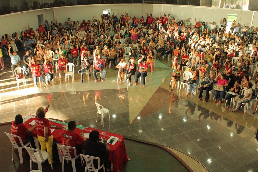Apesar da ilegalidade decretada pela Justiça, os professores da rede municipal decidiram manter a greve; paralisação, que acontece por tempo indeterminado, é uma forma de cobrar da Prefeitura de Maceió reajuste salarial de 7,64% e o pagamento das progressões por tempo de serviço e formação