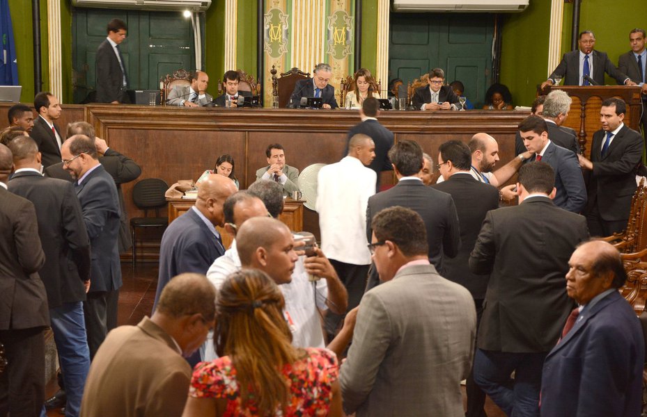 Embora não haja acordo entre as bancadas, os vereadores de Salvador vão votar nesta quarta-feira o projeto Revitalizar, de autoria do Executivo, que, segundo a prefeitura, pretende estimular a requalificação de imóveis antigos; tranquilo, o líder da bancada do governo, vereador Henrique Carballal (PV), diz que o bloco está aberto ao diálogo com a oposição, inclusive suscetível a acatar emendas 'plausíveis'; mas ele lembra que o projeto será votado em plenário com acordo ou não entre as bancadas, pois o governo tem o conforto de ter consigo 31 dos 43 vereadores; do outro lado, o líder da minoria, vereador José Trindade (PSL), diz que a bancada vai apresentar emenda, pois "há inconstitucionalidades e pontos a serem vistos com calma" no projeto
