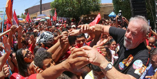 A Frente Brasil Popular Paraná emitiu uma nota repudiando "a decisão do prefeito Rafael Greca e da juíza Diele Denardin Zydek, da 5ª Vara da Fazenda Pública de Curitiba, em impedir a instalação em Curitiba do acampamento que receberá as centenas de caravanas que virão para o depoimento do ex-presidente Lula, no dia 10 de maio"; para o movimento, "a medida é uma forma de criminalização dos movimentos sociais"