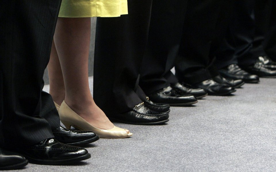 Trabalhadoras brasileiras ganhavam, em 2015, 23,6% menos que os trabalhadores; dados do Cadastro Central de Empresas (Cempre) revelam que, considerando o universo de pessoas ocupadas assalariadas, os homens receberam em média R$2.708,22 e as mulheres R$2.191,59, segundo o Instituto Brasileiro de Geografia e Estatística (IBGE)