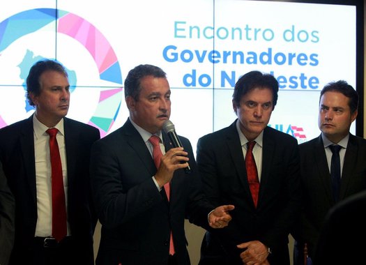 Reunidos em Salvador, oito governadores de estados da região Nordeste cobraram do governo federal a implantação de uma plano nacional de segurança pública; reivindicação é um dos seis pontos elencados na 'Carta de Salvador', elaborada no 8º Encontro dos Governadores do Nordeste; na avaliação do governador da Bahia, Rui Costa, "não é razoável e nem mais admitida a ausência completa do governo federal no tema segurança"; os governadores defendem ainda uma discussão nacional para implantar bloqueadores do sinal de celular em todos os presídios brasileiros