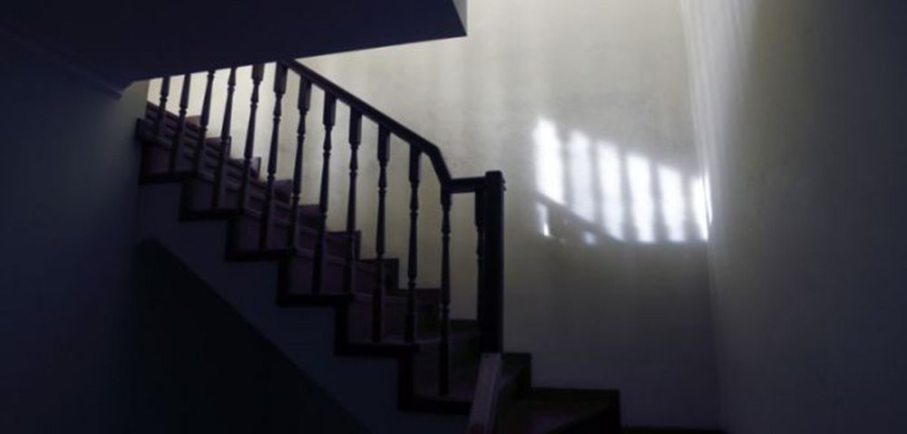 Criar uma empresa que vale US$ 1 bilhão não é fácil – as chamadas startups unicórnio; agora, imagine fazer uma empresa de US$ 1 bilhão trabalhando do porão da sua casa; sozinho, sem investimento e enquanto sua sogra (que mora contigo) quer te matar por ter largado o emprego que sustentava a família; é o que Carl Rodrigues fez; em 2001, ele fundou a Soti, empresa que tem um valuation de US$ 1 bilhão atualmente, enquanto trabalhava do porão de casa – na cidade canadense de Mississauga; “Meu objetivo era conseguir produzir algo que eu realmente gostasse. Eu não sabia o que eu ia fazer, mas eu pensei que deveria tentar”, afirmou Rodrigues