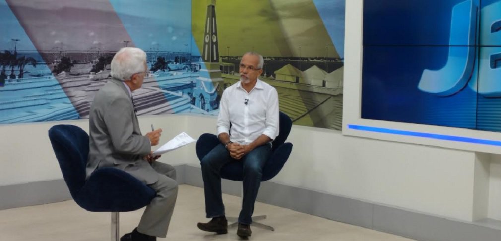 Prefeito Edvaldo Nogueira fez, em entrevista à TV Atalaia, um balanço dos seus primeiros seis meses de administração; ele destacou, entre as ações deste período, a regularização do pagamento dos salários dos servidores, a inauguração e retomada de obras, a reposição dos medicamentos nas unidades básicas de saúde, o aumento das matrículas nas escolas municipais e o lançamento do edital da limpeza pública da cidade; o gestor municipal reconheceu ainda os problemas relacionados ao asfalto das ruas e avenidas, mas antecipou que a prefeitura iniciará, após as chuvas, um amplo programa de recapeamento das vias de Aracaju