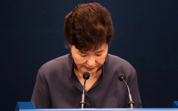 A promotoria da Coreia do Sul acusou nesta segunda-feira (17) oficialmente a ex-presidente Park Geun-hye por delitos relacionados a um esquema de corrupção, pelos quais pode ser condenada a um mínimo de dez anos de prisão e, inclusive, à prisão perpétua. A informação é da Agência EFE