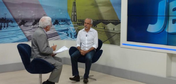 Prefeito Edvaldo Nogueira fez, em entrevista à TV Atalaia, um balanço dos seus primeiros seis meses de administração; ele destacou, entre as ações deste período, a regularização do pagamento dos salários dos servidores, a inauguração e retomada de obras, a reposição dos medicamentos nas unidades básicas de saúde, o aumento das matrículas nas escolas municipais e o lançamento do edital da limpeza pública da cidade; o gestor municipal reconheceu ainda os problemas relacionados ao asfalto das ruas e avenidas, mas antecipou que a prefeitura iniciará, após as chuvas, um amplo programa de recapeamento das vias de Aracaju