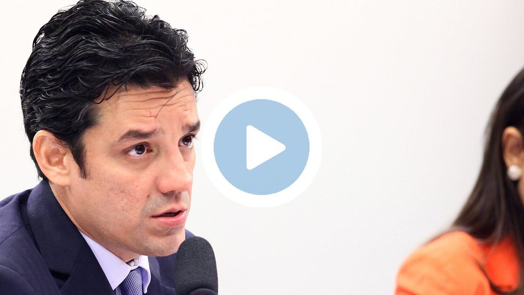 “Proponho não só eleições para presidente, mas também a necessidade de anteciparmos a eleição para o Congresso Nacional”, diz o deputado federal Daniel Coelho (PSDB-PE), em vídeo postado em seu Facebook; “Estou disposto a abrir mão do meu mandato para que eleições sejam realizadas ainda este ano, garantindo uma nova Câmara dos Deputados, uma nova composição do Senado e um novo presidente eleito, pelo voto direto, para que a gente consiga tirar o Brasil da atual crise”, afirma