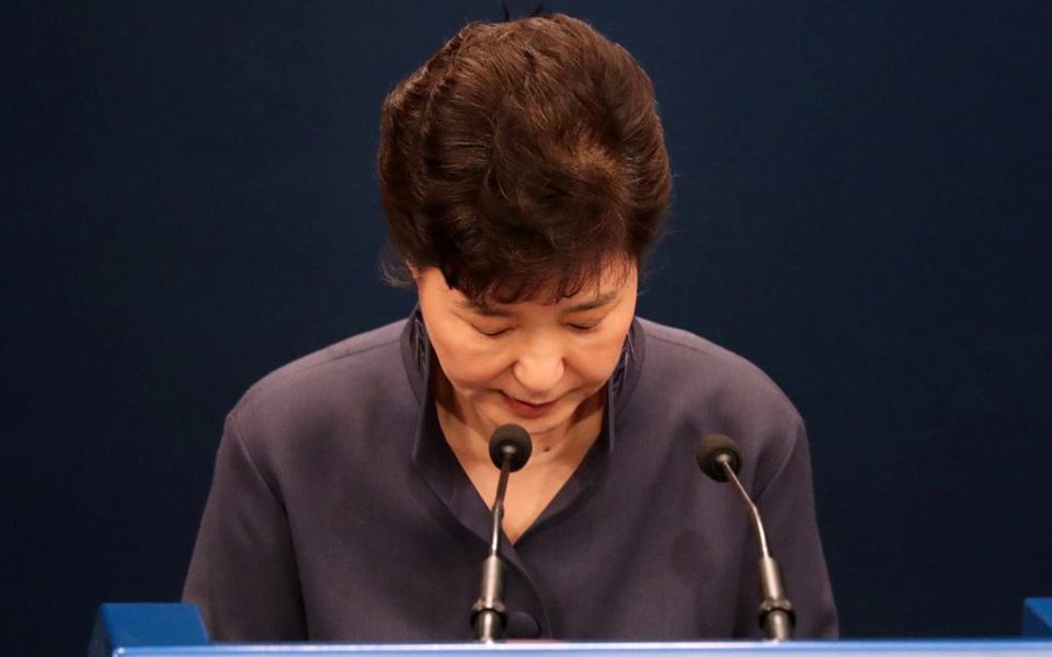 A promotoria da Coreia do Sul acusou nesta segunda-feira (17) oficialmente a ex-presidente Park Geun-hye por delitos relacionados a um esquema de corrupção, pelos quais pode ser condenada a um mínimo de dez anos de prisão e, inclusive, à prisão perpétua. A informação é da Agência EFE