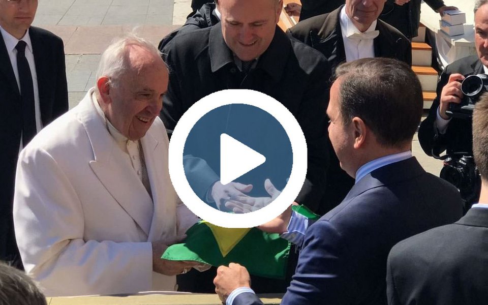 Depois de tomar um "não" do pontífice, quando pediu para que ele reconsiderasse o convite para visitar o Brasil, o prefeito de São Paulo, João Doria (PSDB), também tentou beijar a mão de Francisco, mas não conseguiu, como mostra um vídeo que circula nas redes sociais; assista