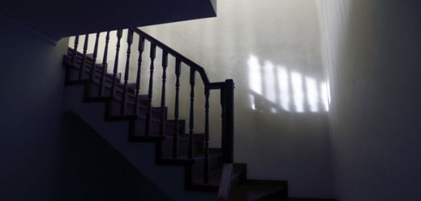 Criar uma empresa que vale US$ 1 bilhão não é fácil – as chamadas startups unicórnio; agora, imagine fazer uma empresa de US$ 1 bilhão trabalhando do porão da sua casa; sozinho, sem investimento e enquanto sua sogra (que mora contigo) quer te matar por ter largado o emprego que sustentava a família; é o que Carl Rodrigues fez; em 2001, ele fundou a Soti, empresa que tem um valuation de US$ 1 bilhão atualmente, enquanto trabalhava do porão de casa – na cidade canadense de Mississauga; “Meu objetivo era conseguir produzir algo que eu realmente gostasse. Eu não sabia o que eu ia fazer, mas eu pensei que deveria tentar”, afirmou Rodrigues