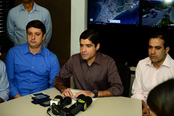 O prefeito ACM Neto anunciou nesta segunda-feira o início da operação dos primeiros 88 'semáforos inteligentes' em Salvador; ele disse que a Transalvador já fazia o monitoramento de diversos pontos de tráfego mais intenso, o que permitia que os agentes e técnicos pudessem fazer intervenções "muito mais ágeis"; "Agora, vamos ter um elemento que fará toda a diferença nessa tarefa. O grande ganho é poder fazer uma programação semafórica que esteja adequada com a demanda que existe hoje e o desejo de deslocamento em Salvador. O sistema reconhece a demanda maior em uma determinada via e ajusta o tempo de abertura e fechamento do tráfego", afirmou ACM Neto