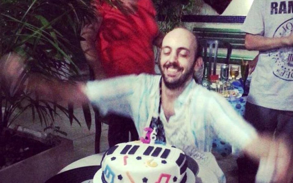 A polícia investiga a morte de um músico, dentro de uma clínica, na Gávea, Zona Sul do Rio. Parentes de Mário Travassos, de 39 anos, disseram que ele tinha marcas de violência no rosto; 'Mário morreu. Perdi a minha luz, o meu amor, o colorido e a beleza da vida. Tá muito difícil para todos que o amavam", publicou nas redes sociais a mulher do músico; Mário Travassos é filho de Luiz Eduardo Travassos, que já foi vice-prefeito de Niterói