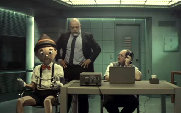 Uma propaganda veiculada pelo Itaú com o personagem Pinóquio foi alvo de críticas e acabou sendo alterada com a exclusão de uma cena; na peça sobre o Itaucard, Pinóquio aparece sendo interrogado numa sala fechada por um delegado e monitorado por um detector de mentira; no final, o personagem acaba mentindo e o delegado dá um tapa com a mão direita na cabeça de Pinóquio, que estava sentado numa cadeira