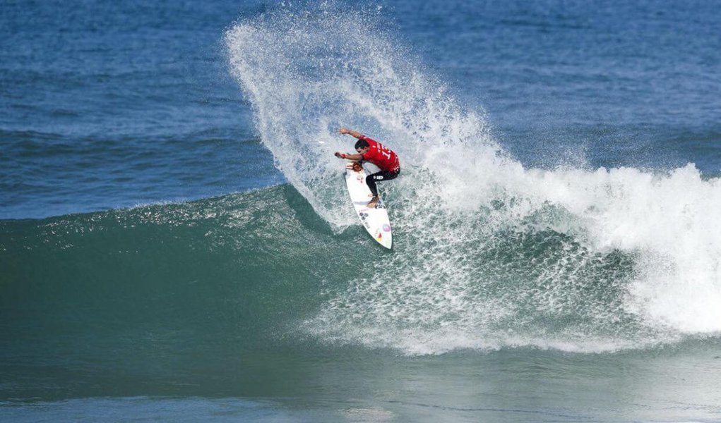 O surfista Adriano de Souza, o Mineirinho, venceu nesta quarta-feira (17) a etapa brasileira da Liga Mundial de Surfe ao derrotar o australiano Adrian Buchan, na praia de Itaúna, em Saquarema, na Região dos Lagos, com pontuação de 17,63 contra 17,23