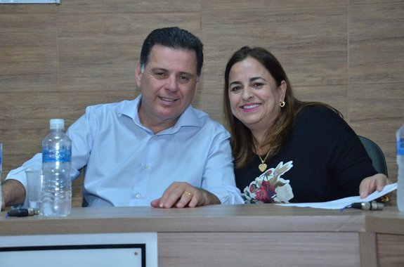 Em visita a Goianira para o anúncio de investimentos do programa Goiás na Frente, o governador Marconi Perillo (PSDB) levantou a bola da deputada estadual Eliane Pinheiro (PMN), a quem chamou de “companheira leal” e “braço forte do governo na Assembleia Legislativa”; “Minha querida deputada Eliane, foi minha secretária, leal companheira, experiente, é um braço forte nosso na Assembleia”, disse o governador no início do seu pronunciamento
