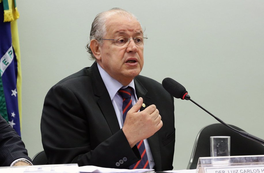 O deputado federal Luiz Carlos Hauly (PSDB-PR), atual relator da comissão especial da reforma tributária na Câmara dos Deputados, apresentou a técnicos e empresários, em Maceió, o projeto de tributação como instrumento de desenvolvimento econômico sustentável e inclusão social com distribuição de renda; proposta busca eliminar o atual volume de cobranças, a chamada guerra fiscal, e a sonegação, além de simplificar a cobrança
