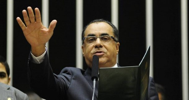 O deputado Celso Jacob (PMDB-RJ), que está preso em regime semiaberto, anunciou apoio a Michel Temer, dizendo que votará contra a denúncia apresentada pela Procuradoria-Geral da República (PGR) para evitar que o Brasil viva mais "turbulências"; Jacob atua durante o dia como deputado e vai para a prisão no fim do expediente e nos finais de semana; "Estou decidido. Voto com o presidente. O país não pode mais ficar vivendo turbulências o tempo todo", disse o o parlamentar 