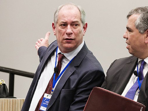 Pré-candidato à presidência da República pelo PDT, o ex-ministro Ciro Gomes disse neste domingo que a delação de Antônio Palocci à Lava Jato deve ter efeito indistinto para os que vierem a ser citados; "Quero que se ferrem todos. Todos. Quem deve tem que pagar", disse o ex-governador do Ceará a jornalistas após discursar em Oxford, no Brazil Forum, evento voltado a estudantes brasileiros no Reino Unido; "Um dos maiores interessados em que a Lava Jato tenha êxito sou eu. Não estou em lista nenhuma. Se os caras forem culpados, fico provavelmente sozinho na área. Mas isso não me permite violentar minha consciência jurídica", disse Ciro
 
