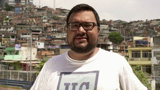 Em nota à imprensa, a organização da Festa Literária Internacional de Paraty (Flip) e a TV Globo informaram hoje (27) que o escritor Anderson França participará, nesta sexta-feira (28), por videoconferência, da mesa Literatura em Todas as Plataformas; diretor da primeira agência de conteúdo do Complexo da Maré, Anderson França é conhecido por seus artigos no Facebook, nos quais relata casos de violação de direitos humanos. Ele é autor do livro Rio em Shamas, publicado no ano passado pela Editora Objetiva, hoje pertencente ao grupo Companhia das Letras