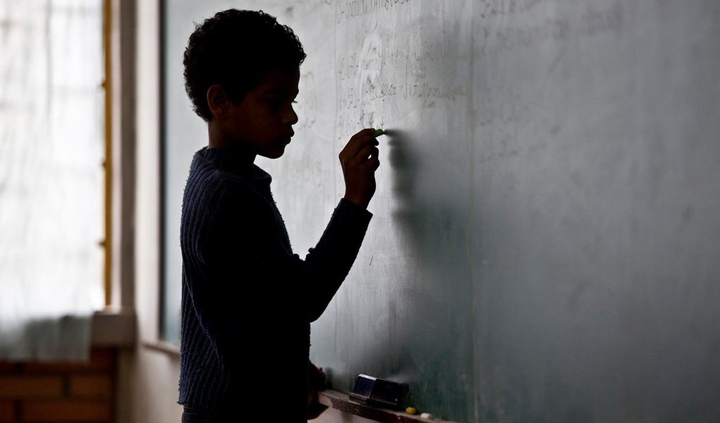Inserida nas estratégias da Ação Interinstitucional “O dinheiro do FUNDEF é da educação: por uma educação pública de qualidade para todos os maranhenses”, capitaneada pela Rede de Controle da Gestão Pública, a propositura de ações civis públicas pela AGU resultou na concessão de seis liminares pela Justiça Federal no Maranhão que determinaram o bloqueio do pagamento de honorários cujos precatórios já haviam sido expedidos, em ações ordinárias ajuizadas entre os anos de 2006 e 2011; tais ações visam à recuperação de diferenças do Fundef; com as liminares concedidas pela Justiça Federal, até o momento, já foram bloqueados os pagamentos de mais de R$ 20 milhões de honorários