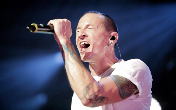 A banda de rock Linkin Park cancelou nesta sexta-feira a turnê norte-americana que faria neste mês após o suicídio do vocalista Chester Bennington; "Ficamos incrivelmente entristecidos ao saber da morte de Chester Bennington", disse a promotora Live Nation em um comunicado