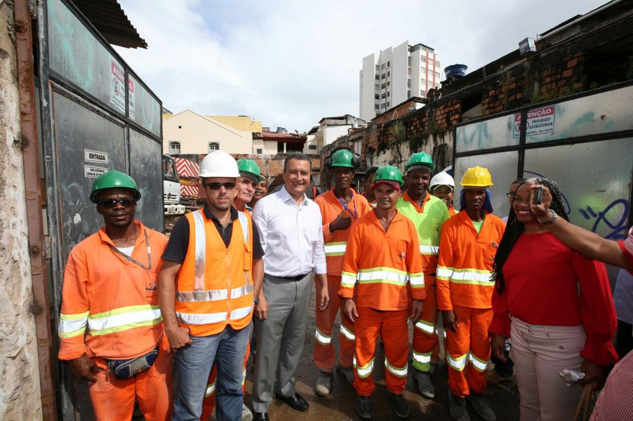 O governador Rui Costa entregou na manhã desta terça-feira as obras de requalificação da Ladeira de Santana, no bairro de Nazaré, com novas calçadas e pavimento recuperado, e visitou as intervenções que estão sendo feitas nas ruas da localidade, por meio do projeto 'Pelas Ruas do Centro Antigo', que vai recuperar 30 vias de Nazaré; no total, mais de 260 ruas de 11 bairros de Salvador receberão melhorias; "O objetivo das obras é dar condições para as pessoas viverem no Centro, para que o turista volte a essa área da cidade", disse Rui sobre a intenção do Governo do Estado em estimular a atividade econômica da região