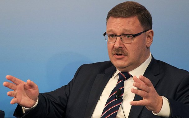 A realização do projeto de lei norte-americano sobre o controle dos portos russos do Extremo Oriente prevê um roteiro de força, o que é equivalente a uma declaração de guerra, declarou à Sputnik Konstantin Kosachev, chefe do Comitê Internacional do Senado russo; administração dos EUA pode assumir o controle sobre os portos russos de Vladivostok, Nakhodka e Vanino no contexto do cumprimento das sanções contra a Coreia do Norte. Esta norma está no projeto de lei aprovado na quinta-feira (4) pela Câmara dos Representantes do Congresso dos EUA; "Podemos dizer uma única coisa: a administração dos EUA receberá uma resposta simétrica e adequada a todas as ações hostis em relação à Rússia e a nossos parceiros", diz Kosachev