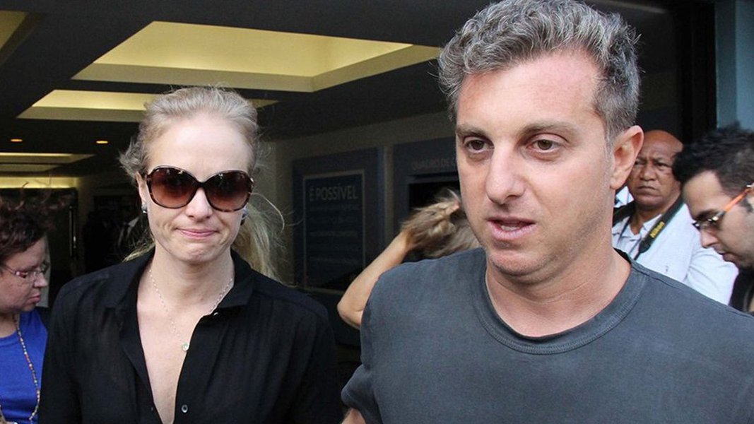 De acordo com declarações à coluna de Ancelmo Gois, do jornal O Globo, a apresentadora Angélica falou sobre a possibilidade de seu marido, Luciano Huck, ser candidato à presidência e disse que não quer ir para o Planalto: "Não estou a fim de ser primeira-dama"; em entrevista à revista "Quem Acontece", a apresentadora revelou que nem o próprio Huck encampa a ideia de ser político;  "Mas, dentro dele, não é o que ele quer. Ele já ajuda muita gente e pode ajudar muito mais do que se ele se enfiar na política", disse