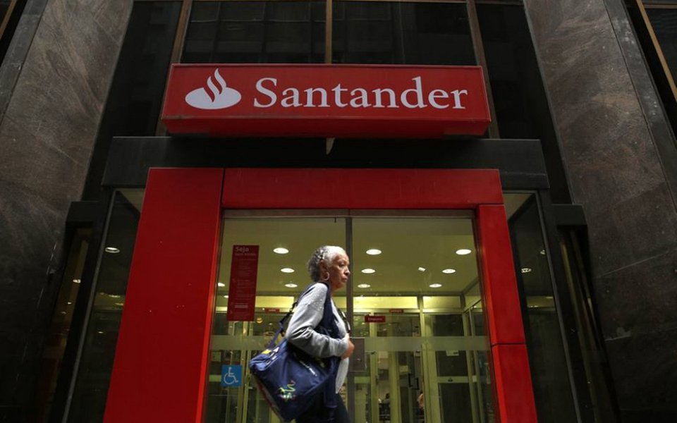 Lucro do Santander Brasil subiu quase 40% no segundo trimestre; maior banco estrangeiro no país, o Santander informou que seu lucro líquido somou R$ 1,879 bilhão, alta de 3% sobre janeiro a março e de 39,5% contra igual período do ano passado; lucro recorrente, que exclui despesas com amortização de ágio, somou R$ 2,335 bilhões, alta sequencial de 2,4% e aumento de 29,3% ante mesma etapa de 201