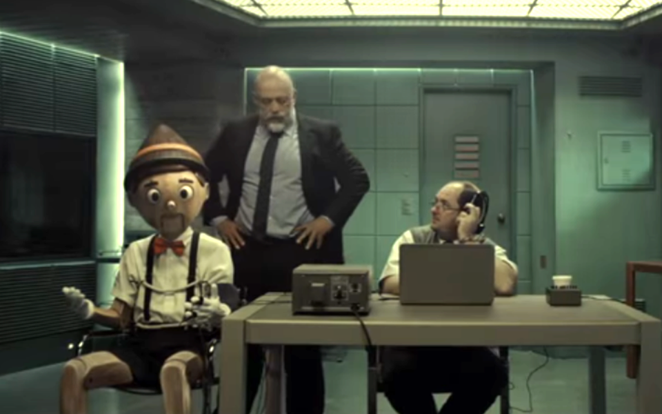 Uma propaganda veiculada pelo Itaú com o personagem Pinóquio foi alvo de críticas e acabou sendo alterada com a exclusão de uma cena; na peça sobre o Itaucard, Pinóquio aparece sendo interrogado numa sala fechada por um delegado e monitorado por um detector de mentira; no final, o personagem acaba mentindo e o delegado dá um tapa com a mão direita na cabeça de Pinóquio, que estava sentado numa cadeira