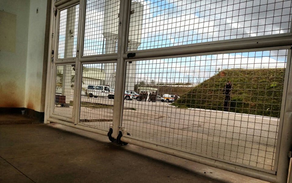 Detentos fizeram um motim no presídio de Pouso Alegre (MG); de acordo com a Secretaria de Estado de Administração Prisional (Seap), os internos serraram grades de celas e da galeria no corredor que dá acesso ao pátio da unidade; presidiários de outras duas celas, da ala 2, teriam feito o mesmo