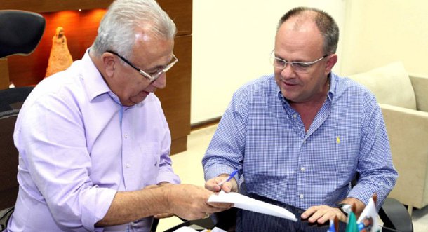O governador Jackson Barreto transmitiu o comando do Governo do Estado ao vice-governador Belivaldo Chagas, na noite de quinta-feira, 06, no Palácio de Despachos. Jackson Barreto vai se ausentar por 16 dias do país por motivo de férias; transmissão de cargo foi acompanhada pelo prefeito de Aracaju, Edvaldo Nogueira, os secretários de Estado Benedito Figueiredo (Governo), José Sales Neto (Comunicação) e Zezinho Sobral (Inclusão)