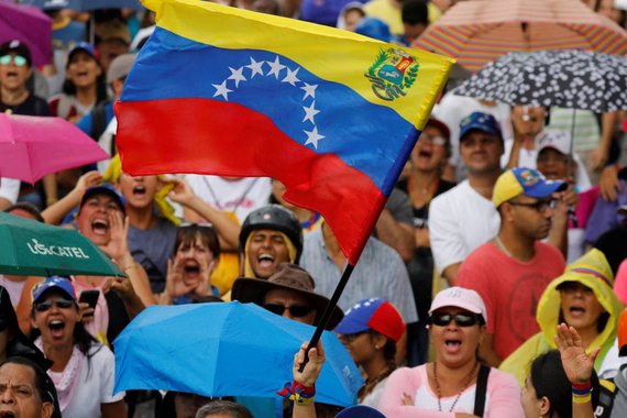 Duas pessoas morreram e quatro ficaram gravemente feridas no oeste de Caracas neste domingo, depois que um grupo de homens armados atirou em meio à votação da consulta popular da oposição sobre o processo Constituinte promovido pelo governo; a informação foi passada pelo chefe de campanha do plebiscito e prefeito do município de Sucre, Carlos Ocariz; "Há pouco, um incidente em Catia. Paramilitares dispararam. Há 4 feridos gravemente e 2 mortos", escreveu Ocariz no Twitter