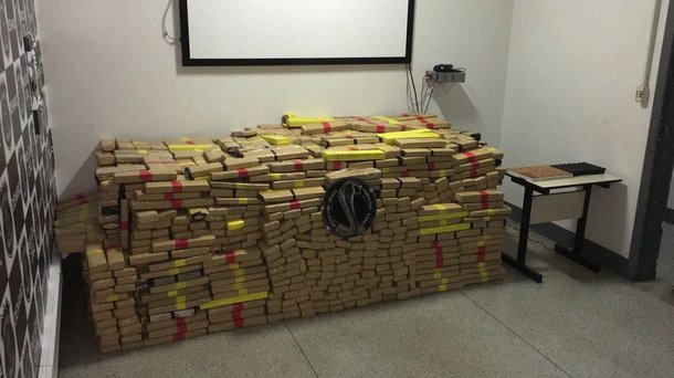 Delegacia Estadual de Repressão a Narcóticos (Denarc), da Polícia Civil, realizou nesta terça-feira uma das maiores apreensões de drogas na região Sudoeste do estado, ao interceptar, na BR-060, próximo a Jataí, uma organização criminosa que transportava 1,1 tonelada de maconha de Campo Grande (MS) para Goiânia; na operação, destinada à repressão ao tráfico interestadual de drogas, os policiais identificaram Larry Cris Vieira de Moura, 31 anos, Wagner de Oliveira Quadros, 32 anos, e Edimar da Silva Medeiros, 37 anos, como membros do grupo criminoso; com eles, a polícia encontrou ainda 500 munições de calibre 9mm e 8 carregadores estendidos com capacidade para 30 munições