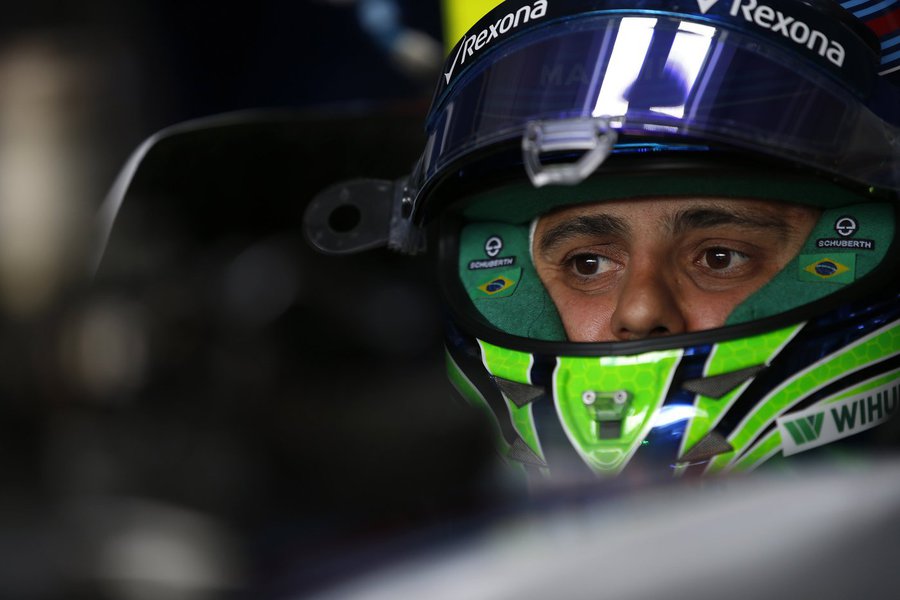
Piloto brasileiro Felipe Massa, da Williams, não vai disputar o GP da Hungria, neste domingo (29), por ter passado mal neste sábado (28); Massa teve tontura após o segundo treino livre de sexta-feira e voltou a passar mal neste sábado; ele foi levado ao centro médico do circuito de Budapeste, antes de seguir para um hospital da cidade e passar por exames mais completos; brasileiro substituído pelo britânico Paul di Resta no treino de classificação; alemão Sebastian Vettel, da Ferrari, conseguiu a pole position
