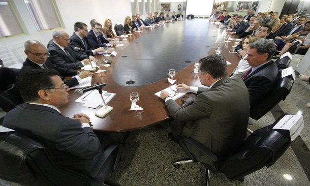 A força tarefa do programa Goiás Mais Competitivo e Inovador (GMCI) registrou uma redução de 4.5 pontos na taxa de mortalidade no trânsito no Estado; queda foi a quarta maior no ranking nacional, atrás apenas de Mato Grosso do Sul (7.2), Rio de Janeiro (5.6) e Amazonas (5.5); em 2015, foram 27.7 mortes para cada 100 mil acidentes de trânsito em Goiás, antecipando a meta estipulada pelo GMCI para 2016; dados foram apresentados pelo presidente do Detran, Manoel Xavier, ao governador Marconi Perillo, na manhã desta quarta-feira (26) em reunião na Sala de Situações do Palácio Pedro Ludovico Teixeira