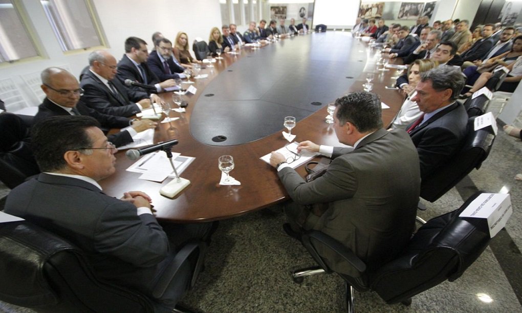A força tarefa do programa Goiás Mais Competitivo e Inovador (GMCI) registrou uma redução de 4.5 pontos na taxa de mortalidade no trânsito no Estado; queda foi a quarta maior no ranking nacional, atrás apenas de Mato Grosso do Sul (7.2), Rio de Janeiro (5.6) e Amazonas (5.5); em 2015, foram 27.7 mortes para cada 100 mil acidentes de trânsito em Goiás, antecipando a meta estipulada pelo GMCI para 2016; dados foram apresentados pelo presidente do Detran, Manoel Xavier, ao governador Marconi Perillo, na manhã desta quarta-feira (26) em reunião na Sala de Situações do Palácio Pedro Ludovico Teixeira