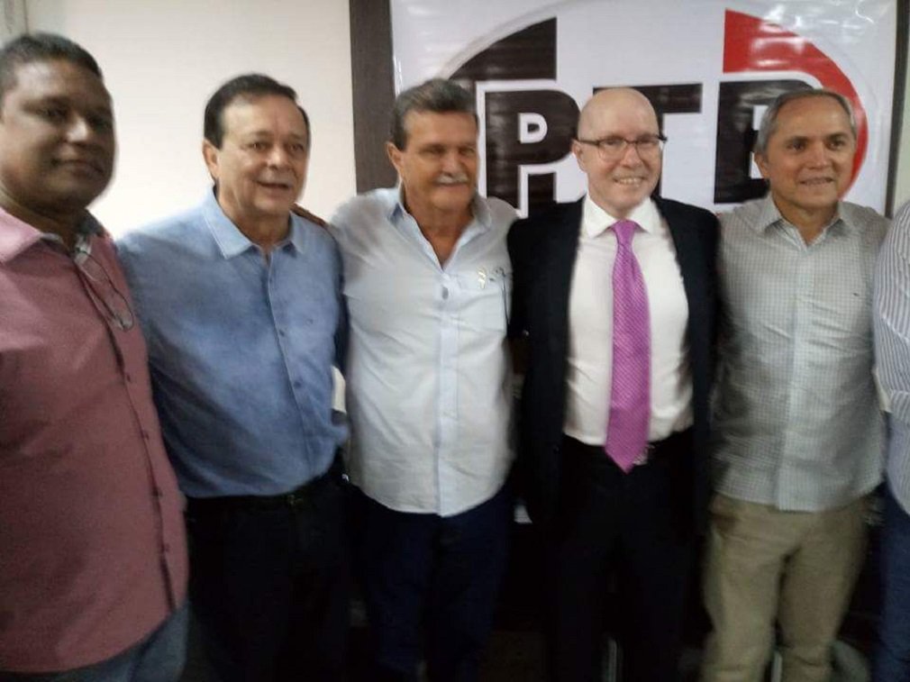 Ex-senador concretizou sua filiação ao PTB e foi recebido com festa pelos novos colegas de partido, em evento na capital goiana; Demóstenes Torres recorreu ao Senado para ter o mandato de volta e agora aguarda a decisão, com esperança de já disputar a próxima eleição, em 2018; deputado federal Jovair Arantes disse que Demóstenes é um "grande camisa 10" para o time do PTB; ex-senador afirmou que a população tem consciência do que ele fez e pelo que passou, mas ressaltou que possui uma folha de serviços prestados a Goiás: "Minha história é boa"