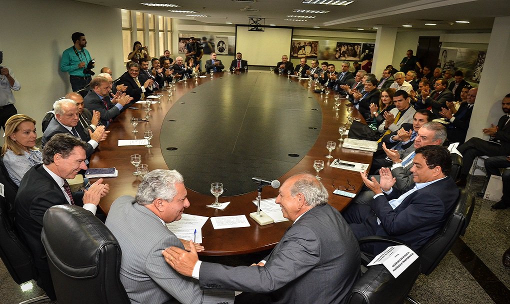 Goiás é destaque entre os demais estados brasileiros, num momento de dificuldade financeira, ao anunciar o maior pacote de obras do país (Goiás na Frente), com investimentos públicos de R$ 6 bilhões; nesta sexta-feira, várias empresas minerárias que atuam em Goiás anunciaram investimento de 750 milhões de dólares em projetos de exploração, ampliação e pesquisa mineral no Estado; agora, com mais esses investimentos privados da área de mineração 750 milhões de dólares (cerca de R$ 2,3 bilhões), a previsão de investimentos do setor privado no programa Goiás na Frente, que era de R$ 3 bilhões (600 milhões de dólares da Celg D/Enel, entre outros), deve ultrapassar os R$ 5 bilhões