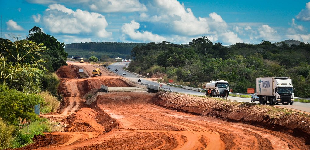 Goiás na Frente prevê R$ 9 bilhões de investimentos em obras e serviços em todas as regiões do Estado; do montante, R$ 6 bilhões são provenientes do Tesouro Estadual e R$ 3 bilhões de recursos privados, dentre eles 600 milhões de dólares da privatização da Celg D/Enel; os mais de R$ 650 milhões destinados para intervenções rodoviárias compreendem 39 obras em diferentes regiões; são 15 obras de duplicação, entre elas a da GO-070, que liga a Capital à histórica Cidade de Goiás