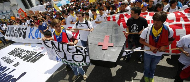 O prefeito da cidade de Mérida, no oeste da Venezuela, Carlos García, que faz oposição ao governo do presidente Nicolás Maduro, garantiu nesta segunda-feira que Juan Correa, vereador de um município vizinho e que também faz parte da oposição, foi ferido por um disparo de arma de fogo na noite de ontem (30), na localidade de Ejido; "O vereador Juan Correa, do município Campo Elías, foi interceptado por um veículo preto com dois homens encapuzados que dispararam cinco vezes contra ele, que acabou ferido no braço direito", contou García; os ânimos andam à flor da pele entre governo e oposição na Venezuela por causa das manifestações contra o presidente Nicolás Maduro