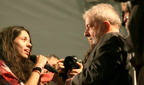 Em texto em sua página no Facebook, a estudante Ana Júlia Ribeiro agradeceu o apoio do ex-presidente Lula e garantiu que continuará "resistindo ao lado dos estudantes por uma educação pública e de qualidade"; "Quero também estar ao lado das trabalhadoras e trabalhadores contra todos os retrocessos. Não conseguirão nos calar! Vamos continuar ocupando a política, as ruas e quantos espaços forem necessários para barrar o avanço da agenda conservadora", afirmou Ana Júlia