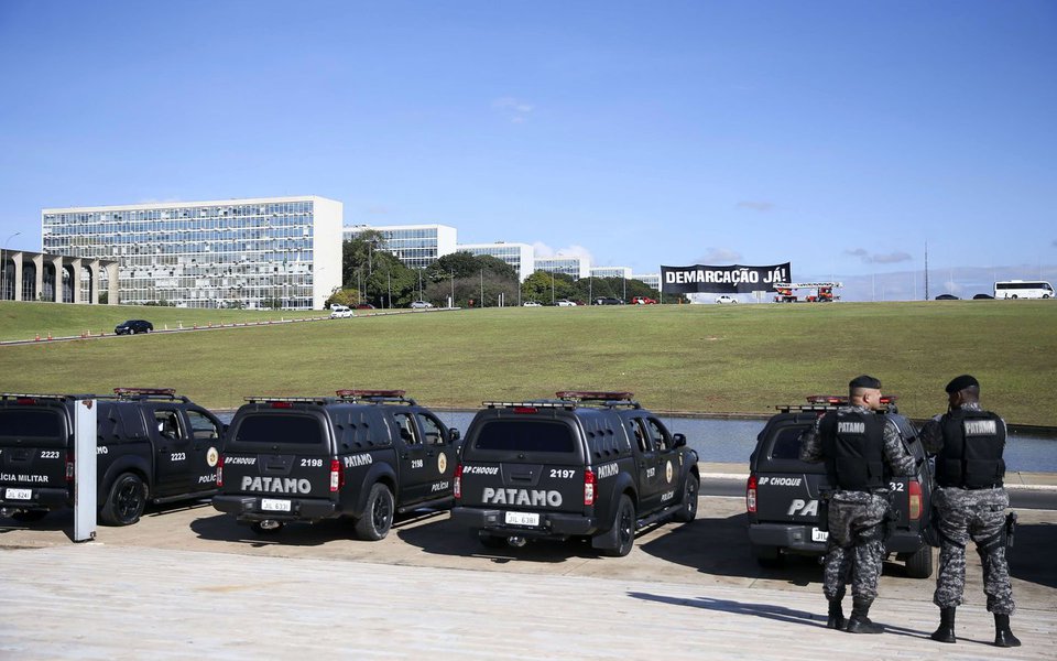 Comissão especial que analisa a reforma da Previdência (PEC287/16) na Câmara dos Deputados abriu a sessão destinada a votar o parecer do relator da proposta, deputado Arthur Maia (PPS-BA), um princípio de tumulto foi registrado quando parlamentares da oposição reclamaram que a sessão havia sido aberta sem a presença do relator e sem a apresentação de um texto consolidado; segurança foi reforçada nas principais entradas do Congresso e em torno do corredor das comissões da Câmara